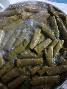 עלי גפן (שאבא שלי מגדל) במילוי אורז ותיבול מיוחד עם עגבניה, בצל ושום